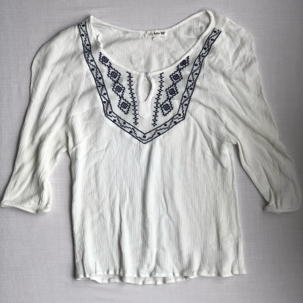SALE 🎉White Embroidered Boho Top